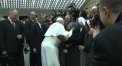 Papa Francisc a sarutat o calugarita la Vatican: „Stai calma, sa nu musti” - VIDEO