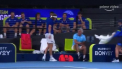 Stefanos Tsitsipas si-a iesit din fire pe terenul de tenis. Suparat ca jocul nu-i merge, grecul a dat cu racheta si l-a lovit fara sa vrea pe tatal sau - VIDEO