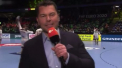 E greu in linia intai la handbal. Un reporter a fost lovit cu o minge in cap in timpul unui meci - VIDEO