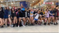 Au intrat in metrou fara pantaloni pe ei. Zeci de oameni din diferite orase ale lumii au participat la un flashmob menit sa distraga atentia trecatorilor de la gadgeturi - VIDEO
