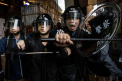 Proteste pentru democratie in Hong Kong. Politistii perchezitioneaza manifestantii