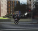 Doi dintre cei mai buni motociclisti din lume au bagat in sperieti locuitorii din Las Vegas. Au zburat de pe poduri si au urcat chiar si in lift cu motocicletele - VIDEO