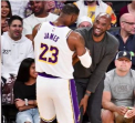 LeBron James a venit cu un mesaj tulburator, dupa ce a aflat de moartea bunului sau prieten Kobe Bryant. Starul echipei Los Angeles Lakers a aflat vestea pe aeroport, cand a coborat din avion, si nu si-a putut stapani emotiile - VIDEO