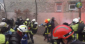 Bataie generala intre politisti si pompieri, in plina zi - VIDEO