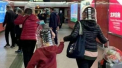 O noua metoda de protejare impotriva coronavirus! Chinezii folosesc un bidon de plastic pus pe cap - FOTO