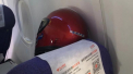 Un barbat a zburat cu o casca de motociclist pe cap de teama coronavirusului din China