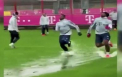 Jucatorii de la Bayern Munchen au avut parte de un antrenament mai putin obisnuit. Bavarezii au profitat de baltoacele de pe terenul de rezerva si s-au udat din cap pana in picioare - VIDEO