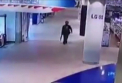 Cel putin 12 oameni au murit dupa ce un soldat a deschis focul intr-un templu budist, iar apoi la un centru comercial. Tragedia a avut loc in apropiere de capitala Thailandei - VIDEO