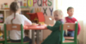 Zeci de copii, lasati in centrele de plasament, asteapta sa fie luati intr-o zi de parinti. Pentru ca de multe ori acest lucru nu se intampla, ei isi gasesc alinarea in bratele educatorilor - VIDEO