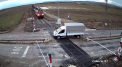 Momentul in care un barbat a supravetuit ca prin minune, dupa ce camioneta pe care o conducea a fost lovita de un tren - VIDEO