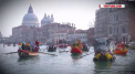 Este atmosfera de carnaval in Venetia. Orasul asteapta turistii cu petreceri colorate si spectacole impresionante - VIDEO