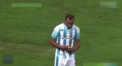 Imagini amuzante vin din Argentina. Jucatorul echipei Racing se pare ca a flamanzit in timpul partidei si a cerut... o banana de la colegii de pe banca de rezerva - VIDEO