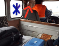 Transportat in ambulanta ca-n caruta. Un copil de cateva luni cu pneumonie a fost dus la spital intr-un vehicul in care in loc de geam soferul a pus... carton. Ce spune tatal micutului - VIDEO