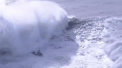 Un surfer a fost la un pas de moarte dupa ce a fost lovit de doua valuri uriase in timpul unui concurs - VIDEO