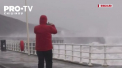 Pentru a doua oara in ultima saptamana, Marea Britanie a fost lovita de o furtuna violenta.  Din nordul Scotiei si pana la Londra, a plouat abundent, vantul a suflat cu putere, iar raurile s-au umflat - VIDEO