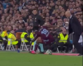 Tehnicianul de la Real Madrid, Zinedine Zidane, a fost doborat la pamant in partida cu Celta. Francezul a fost lovit cu piciorul peste fata de fundasul advers - VIDEO