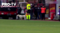 Un caine a tinut mortis sa execute el o lovitura libera si nu a vrut sa renunte la minge cu niciun chip. Faza s-a intamplat intr-un meci din liga a doua turca - VIDEO