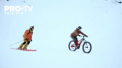 Un campion pe bicicleta s-a aventurat pe partie si a prins 100 de kilometri pe ora. El a tinut pasul cu prietenul schior - VIDEO