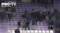 Scene nebune intr-o partida din a doua liga a Turciei. Fanii au simulat o mare bataie in tribunele stadionului, in stilul Rumble Royal. Totul pentru a face o surpriza unui politist - VIDEO