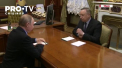 Vladimir Putin a fost luat la rost de o femeie, in timpul unui eveniment in orasul Sankt-Petersburg. Aceasta l-a intrebat pe presedinte daca ar putea trai din pensia pe care o primesc majoritatea batranilor din Rusia - VIDEO