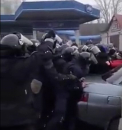 Proteste violente in Ucraina, de teama coronavirusului. O multime de oameni a blocat drumul pentru a impiedica venirea persoanelor evacuate din Wuhan - VIDEO