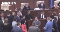 A fost protest in Parlament. Deputatii PAS si PPDA au blocat tribuna centrala, nemultumiti ca ministrul de externe nu a venit in legislativ, asa cum au cerut ei - VIDEO