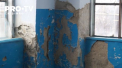 Peretii crapati, podeaua roasa si mobilierul vechi. Asa arata oficiul postal din Drochia, care nu a fost reparat de ani de zile: "In asa conditii este greu de lucrat. Incalzire nu este si nici spatiu nu este” - VIDEO