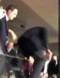 Presedintele clubului Fenerbahce a sarit sa-si bata fanii in timpul derby-ului cu Galatasaray. Ali Koc a trecut de un parapet de sticla si a sarit in multimea de fani - VIDEO