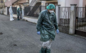 Italieni jefuiti in case de persoane deghizate in paramedici, care spuneau ca ii testeaza pentru coronavirus