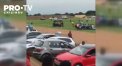 Scena socanta la un meci de fotbal in Africa de Sud. Un spectator a intrat cu masina pe teren si a incercat sa-l calce pe arbitru - VIDEO