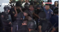 Suparat ca a fost concediat, un fost angajat al unui centru comercial din Filipine a deschis focul in magazin si a luat ostatici. Dupa mai multe ore de negocieri cu politia, barbatul s-a predat si a fost arestat - VIDEO