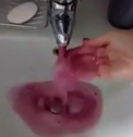 Cum ar fi sa aveti in loc de apa… vin la robinet?  Au patit-o localnicii din nordul Italiei, dupa ce o fabrica din zona a avut o defectiune la utilaj - VIDEO