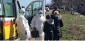 EXCLUSIV FOTO. Cum sunt echipati medicii care au transportat mama si copilul, suspectati de coronavirus, de la Sangerei