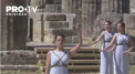 Flacara Olimpica a fost aprinsa fara spectatori in cadrul unei ceremonii desfasurata in vechea Olympia. Torta Olimpica a fost purtata de o sportiva din Grecia - VIDEO
