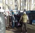 Scandal la Piata Centrala. Oamenii s-au luat la cearta dupa ce au fost opriti la poarta si le-a fost interzisa intrarea pentru a face cumparaturi: pot trece doar vanzatorii care vin sa-si stranga marfa  - VIDEO 