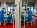 Marturiile medicilor italieni din prima linie: „E dramatic sa vezi pacientii care mor singuri si te roaga sa-i ajuti sa-si ia la revedere de la cei dragi”
Citeste intreaga stire: Marturiile medicilor italieni din prima linie: „E dramatic sa vezi pacientii care mor singuri si te roaga sa-i ajuti sa-si ia la revedere de la cei dragi”