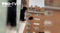 Doi spanioli au gasit o metoda inedita de a scapa de plictiseala de acasa. Ibericii au iesit la balcon si au pasat o minge de tenis folosind palete - VIDEO 