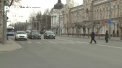 Tabloul, pana nu demult strain pentru noi, cu strazi pustii si oameni acoperiti cu masti, a devenit deja comun pentru Chisinau. Putinii oameni care ies pe strazi au fetele acoperite. Cei mai multi se aduna in fata farmaciilor si a magazinelor cu alimente - VIDEO