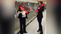 Doua violoniste au cantat melodia din filmul Titanic in fata rafturilor goale de hartie igienica - VIDEO