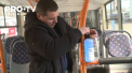 Intri in troleibuz, dezinfectezi mainile, apoi achiti si iti vezi de calatorie. Astazi au fost instalate dozatoare cu dezinfectant in troleibuzele din capitala - VIDEO