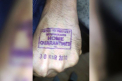 Tara care ii stampileaza pe maini pe suspectii de COVID-19. Cine fuge din carantina este arestat
