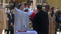 In curte da, in biserica ba? Liturghiile s-au mutat in aer liber, iar oamenii sunt impartasiti cu o lingurita bagata in spirt dupa fiecare. Pot intra pe poarta lacasului doar cei care sunt echipati cu masti, cei care nu se conformeaza - nu sunt primiti - VIDEO