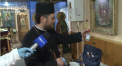 Preotul din Ratus merge pe la casele oamenilor pentru a-i impartasi. Acesta spune ca lingura o dezinfecteaza dupa fiecare familie: "Nu este un pacat, microbii in alcool se nimicesc" - VIDEO