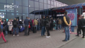 Fara sa mai pastreze distanta intre ei si dornici sa ajunga la Moscova, zeci de oameni s-au inghesuit la intrarea in aeroportul din Chisinau - VIDEO
