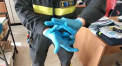Pompier italian arata cum sa scoti manusile de unica folosinta, ca sa nu te infectezi cu coronavirus - VIDEO
