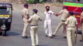  La ce metoda recurg politistii din India, in incercarea de a-i convinge pe oameni sa nu iasa pe strazi - VIDEO