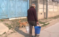 Spalatul cat mai des pe maini nu e atat de simplu in comuna Truseni unde o buna parte din sat nu este conectat la apeduct. Pe unele strazi nici apa in fantani nu este, asa ca oamenii o cara cu caldarile de la izvoare - VIDEO