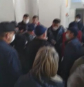 Peste 200 de moldoveni, blocati pe un aeroport din Franta, dupa ce cursa spre Moldova a fost anulata. Oamenii au facut galagie pentru ca au venit de departe, cu gandul de a porni spre casa, iar acum trebuie sa faca drumul inapoi - VIDEO