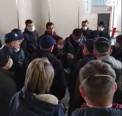Moldoveni blocati intr-un aeroport din Franta: "Sunt 220 de oameni care vor acasa. De ce Guvernul nu da voie, daca am achitat avionul?” - VIDEO