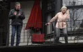 Gestul emotionant a doi soti pentru vecinii lor fortati sa stea in izolare, la domiciliu - VIDEO